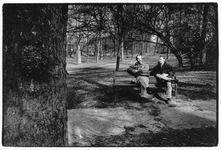 406339 Afbeelding van twee mannen op een bankje in het singelplantsoen aan het Servaasbolwerk te Utrecht.